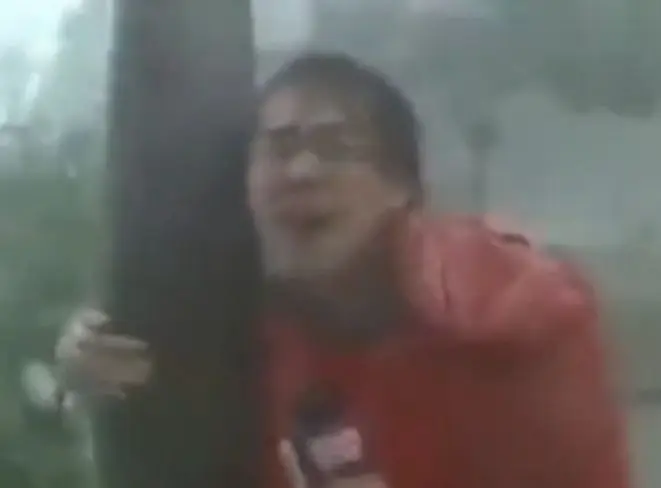【崩溃警告】台风斯巴达那位崩溃的记者