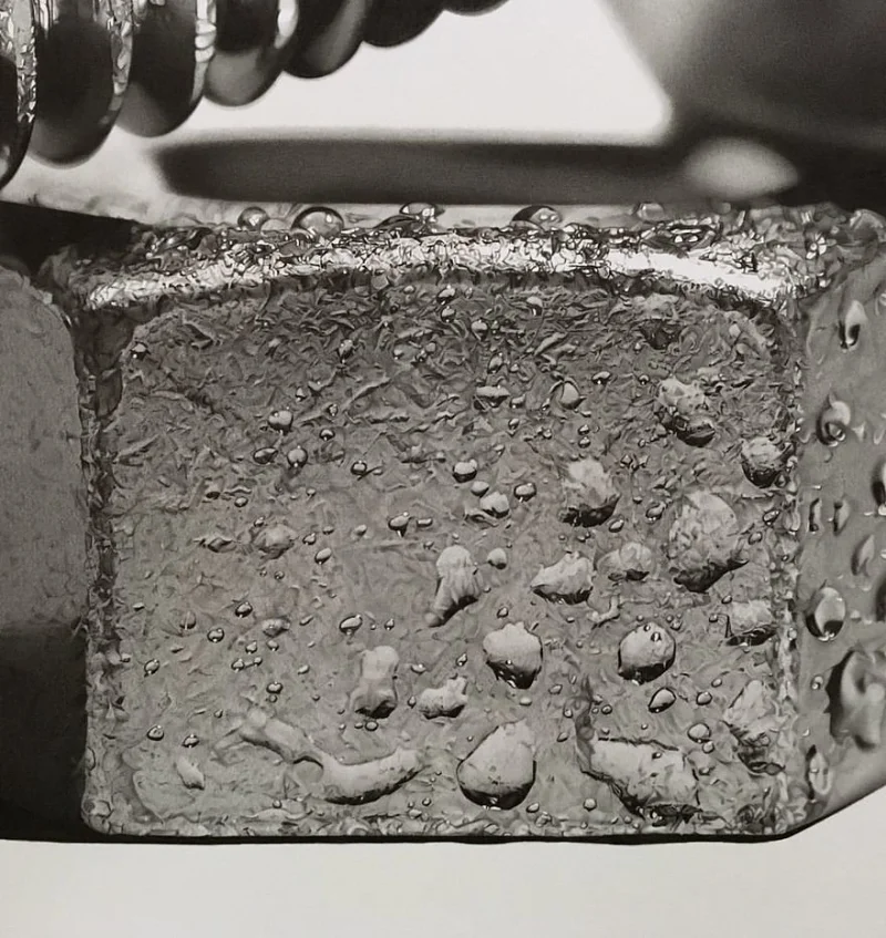 日本艺术家 Kohei Omori 用铅笔画出物品的金属光泽。