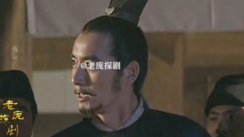 李世民还在犹豫,属下们已经跪下喊 天子, 将黄袍批到他身上 李世民还在犹豫,属下们已经跪下喊 天子, 将黄袍批到他身上