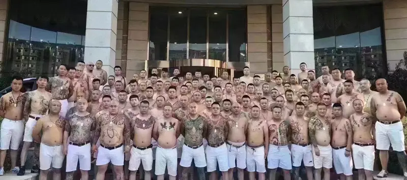 今天跟朋友吃饭，拍了张照片，带?们喜欢我们温暖大家庭吗