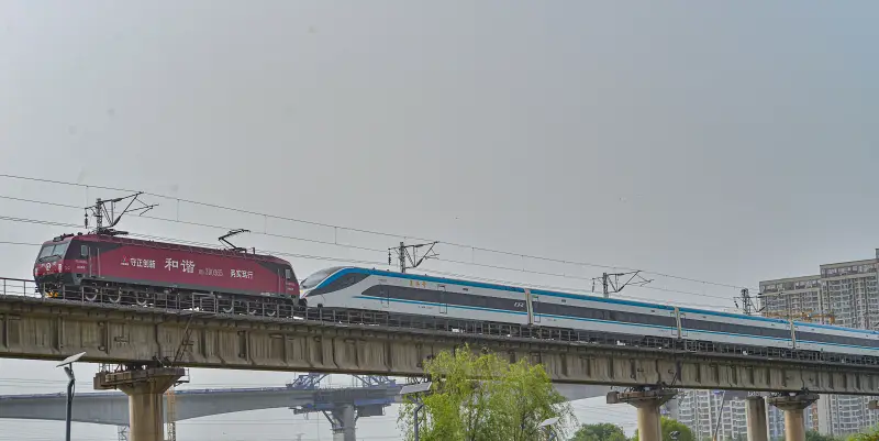 一般通过初音桶，复兴号CR220J通过大桥