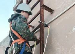 而那个叫知世的线路工，依然傻乎乎的屹立在那