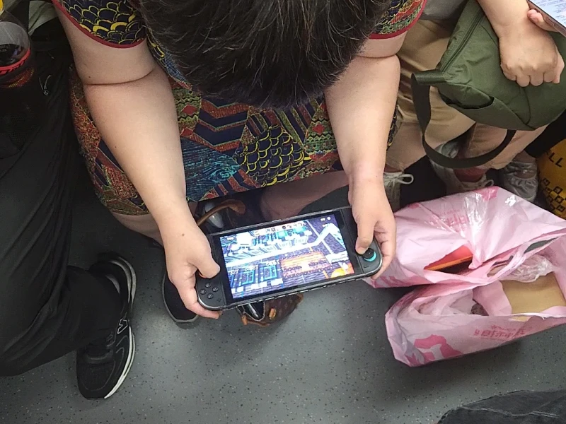 在地铁看到一个老奶奶用Switch2打MC科技整合包