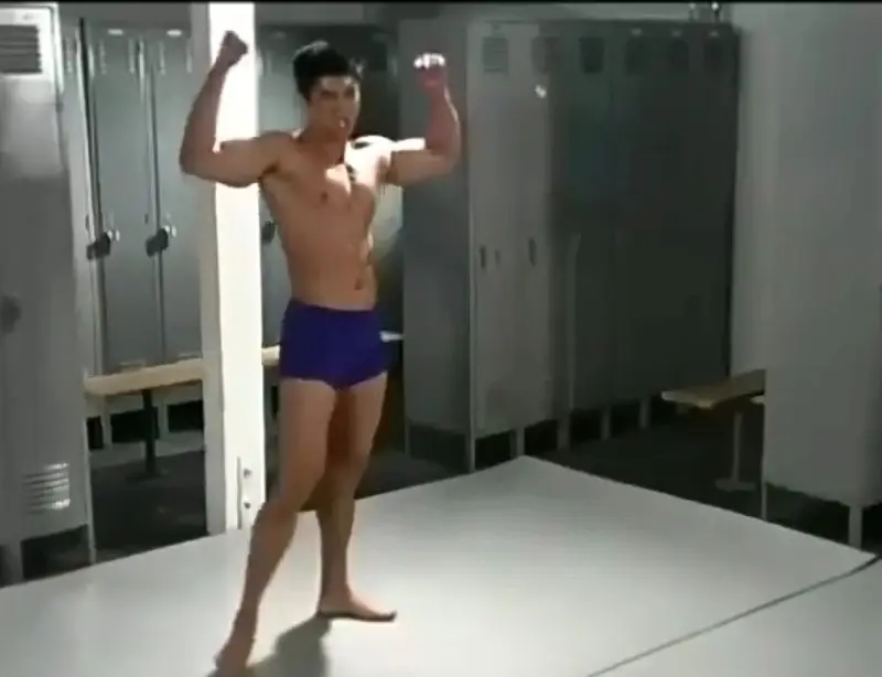 更衣室大战♂