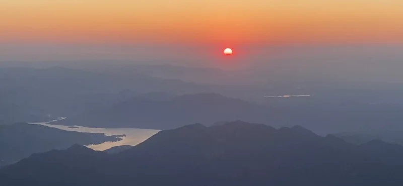 泰山山顶的日出