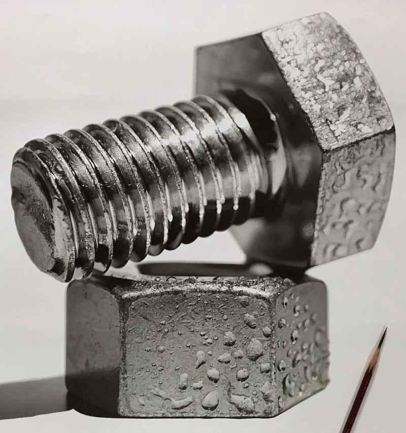 日本艺术家 Kohei Omori 用铅笔画出物品的金属光泽。