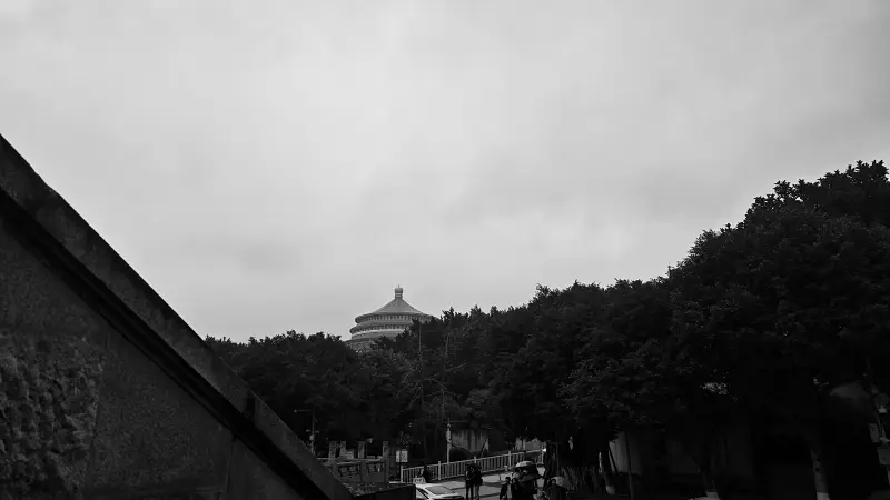 黢