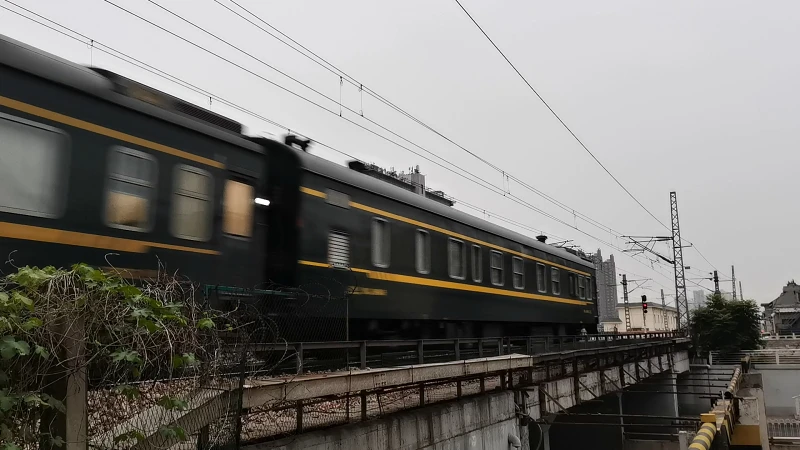 长昆神车K2286次 列尾附挂轨道检查车