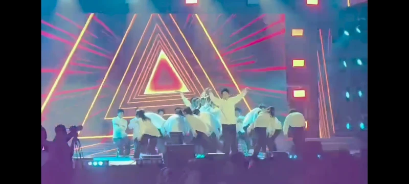 在学校参加了元旦晚会的舞蹈《HOPE》