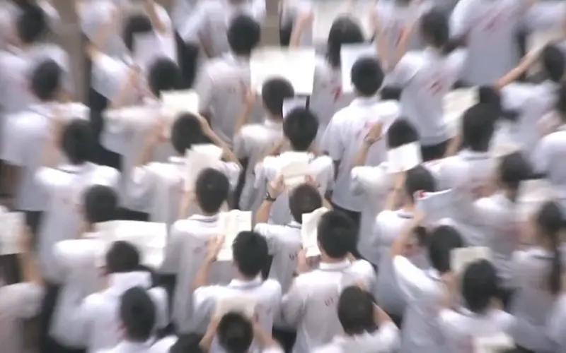 【衡水模式 × MARETU】“你看！大家都很幸福。”《ゴキブリの味》（蟑螂的味道）