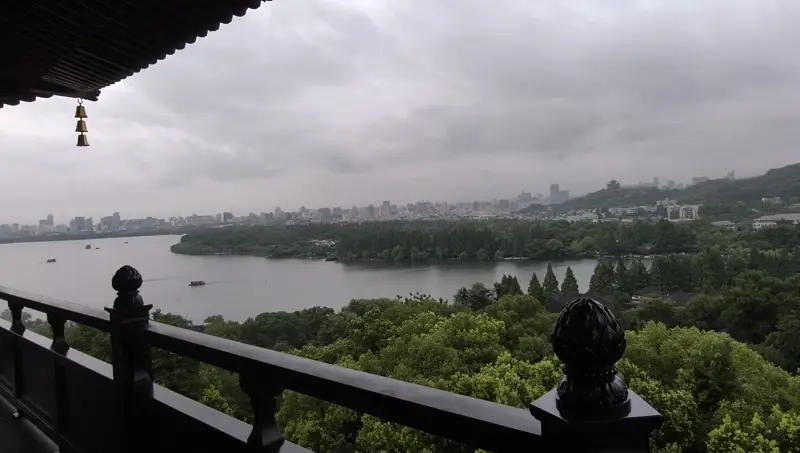 登雷锋塔