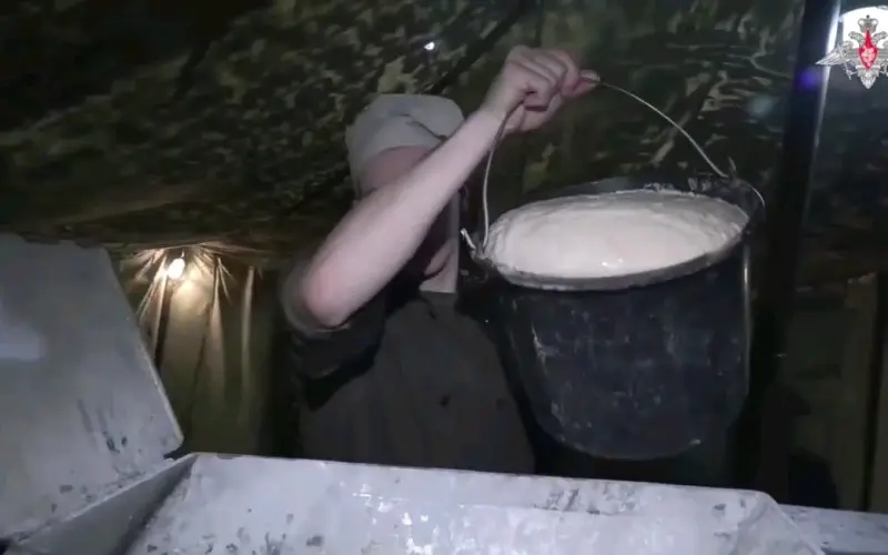 俄军炊事员烤面包