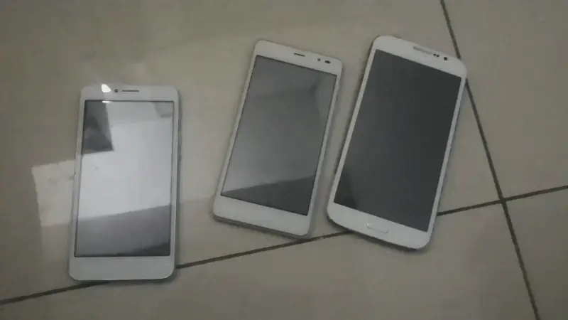 从路边摊贩入手的100元三台手机？看着都生气，砸你个稀巴烂