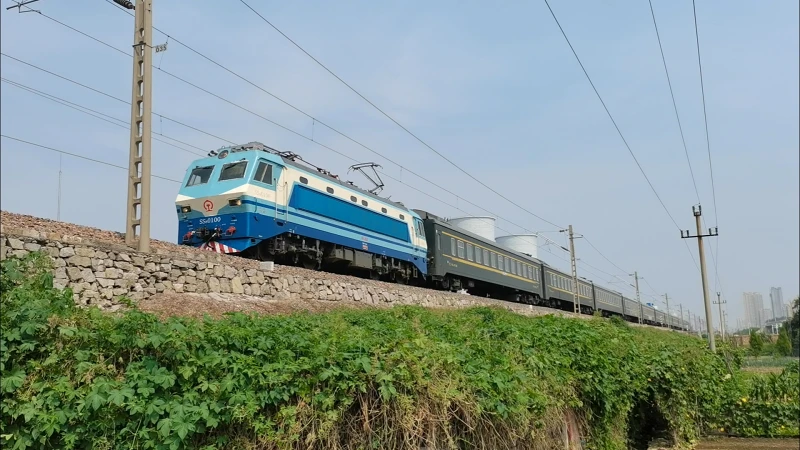 SS8 0100牵引25K车底担当旅游列车