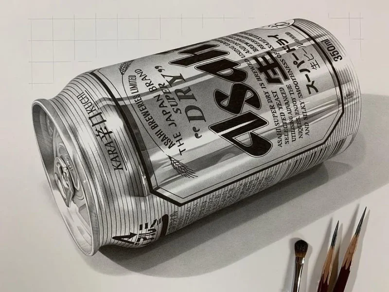 日本艺术家 Kohei Omori 用铅笔画出物品的金属光泽。