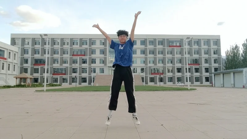 大学生放学后跳了《神的随波逐流》