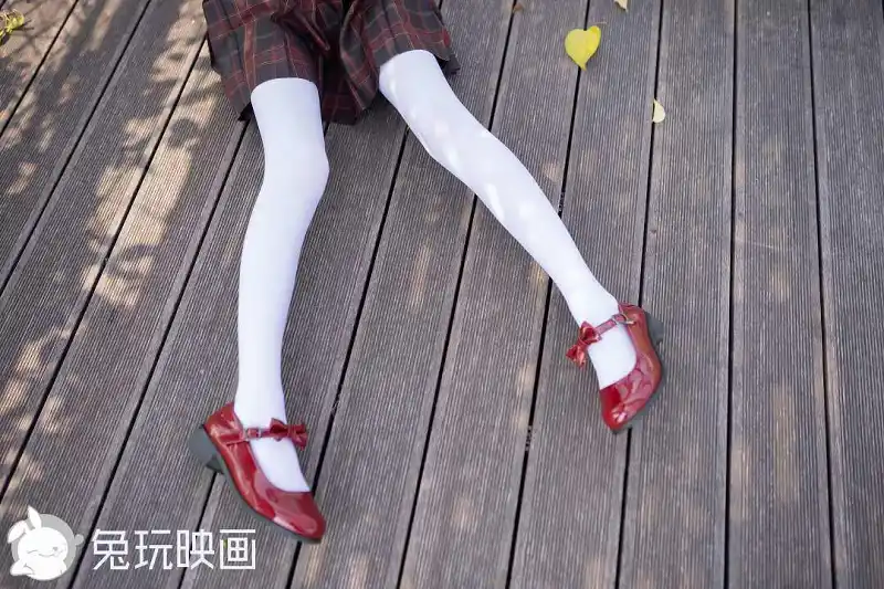 白丝裙子小红鞋