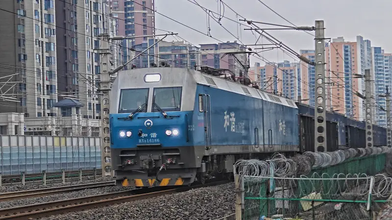 HXD1牵引货车宝成铁路上行通过