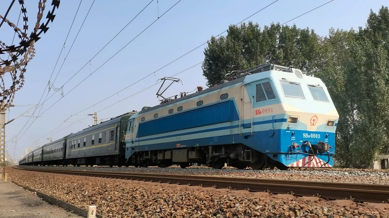 牵引旅游列车的SS8 0093机车