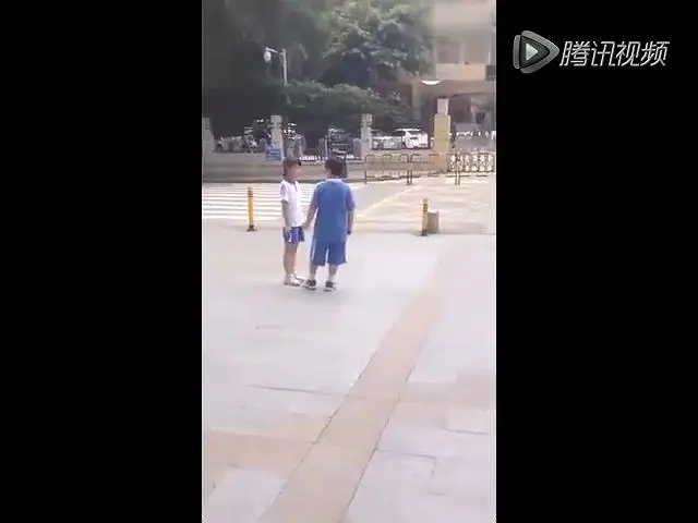 00后小学生当街闹分手