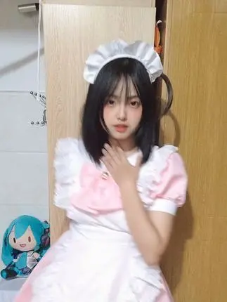 2024-07-26 妹子你的朋友圈我看了 我每天定闹钟就是为了看你朋友圈 你长得挺漂亮的 说话也很有趣 嘴唇看着挺粉的应该很好亲 要是能和我恋爱的话…