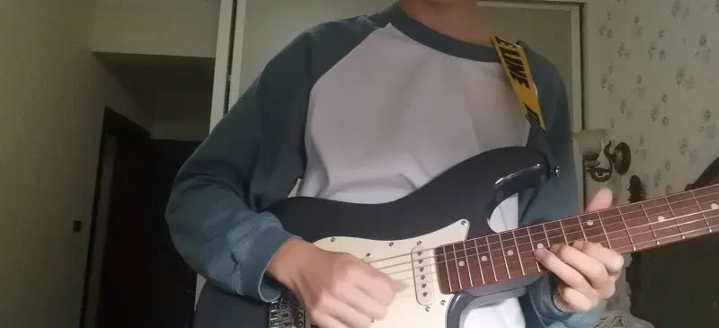 试着弹了《言うて》的riff 不太熟练 以及祝我生日快乐