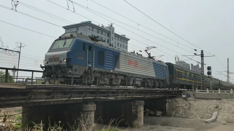 货机拉客 HXD2C牵引旅游列车焦作站发车